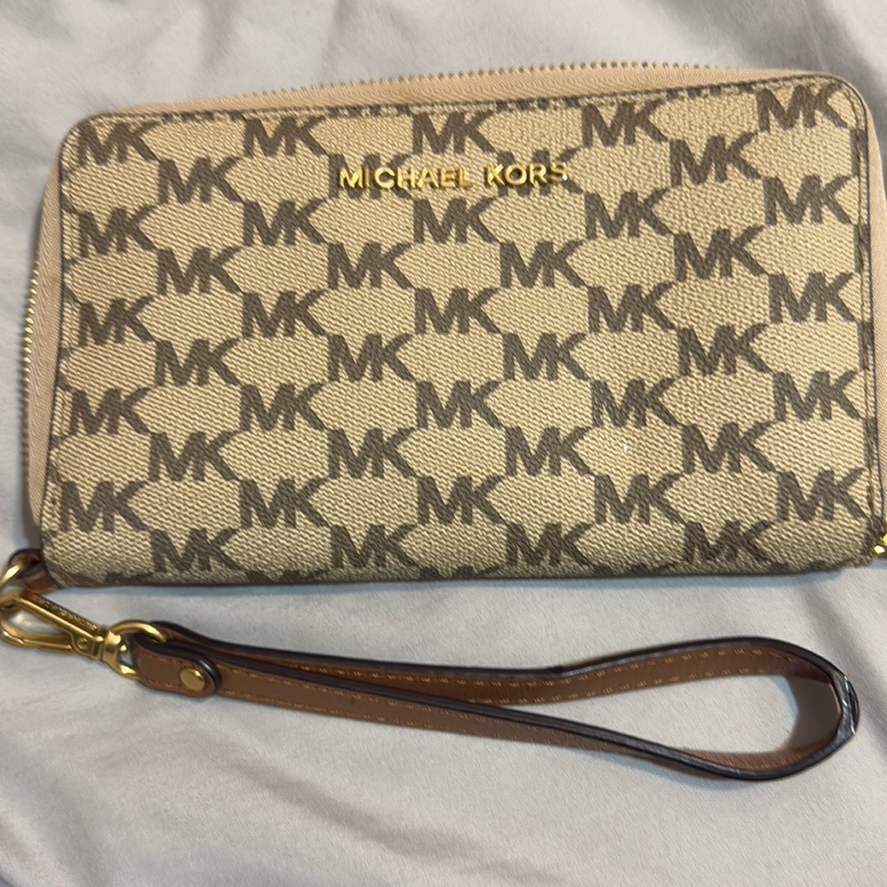 MICHAEL KORS WRISTLET 
GREAT CONDITION
